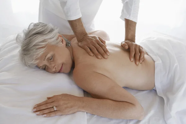 Kvinna som får ryggmassage — Stockfoto