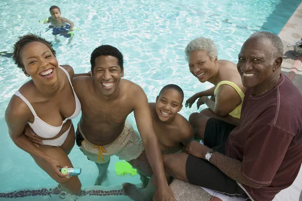 Pojke på pool med föräldrar — Stockfoto