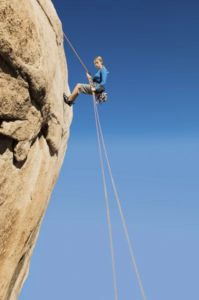 Woman Rappelling on Cliff — Stock Photo, Image
