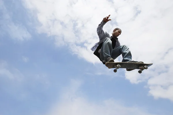 Mann führt Trick auf Skateboard vor — Stockfoto