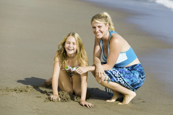 Moeder en dochter op strand — Stockfoto