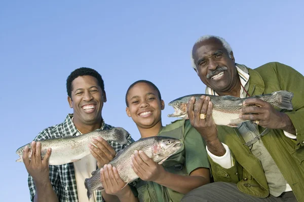 Familie zeigt Fische — Stockfoto