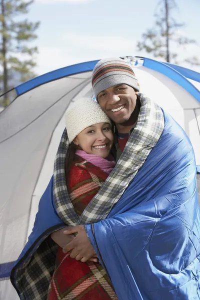 Couple wrapped in blankets at the campsite — Stock Photo, Image