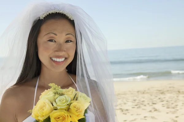 Mariée avec bouquet sur la plage — Photo