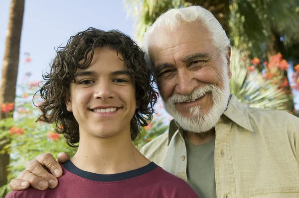 Garçon avec grand-père — Photo