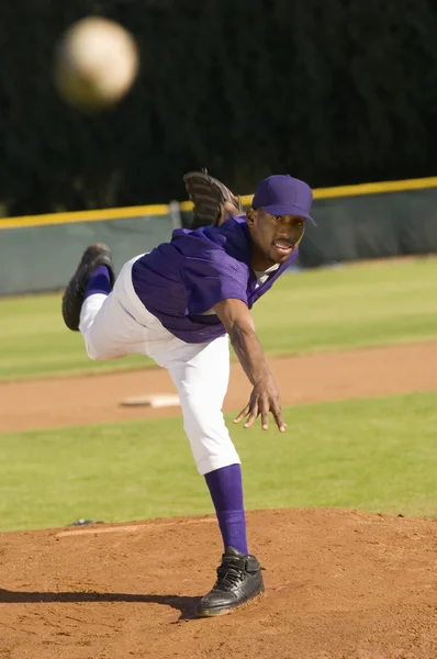 Pitcher Throwing Baseball — Stock Photo, Image