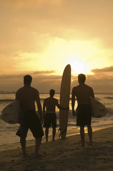 Surfers on beach — Stock Photo, Image