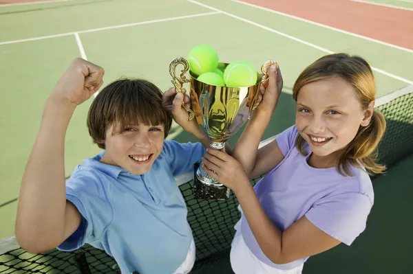 Irmão e irmã na quadra de tênis — Fotografia de Stock