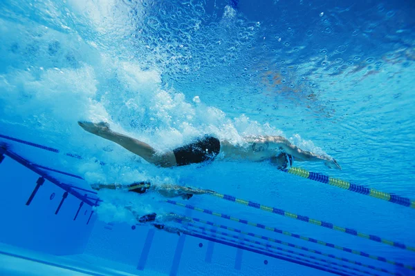 Hombre nadando en la piscina — Foto de Stock