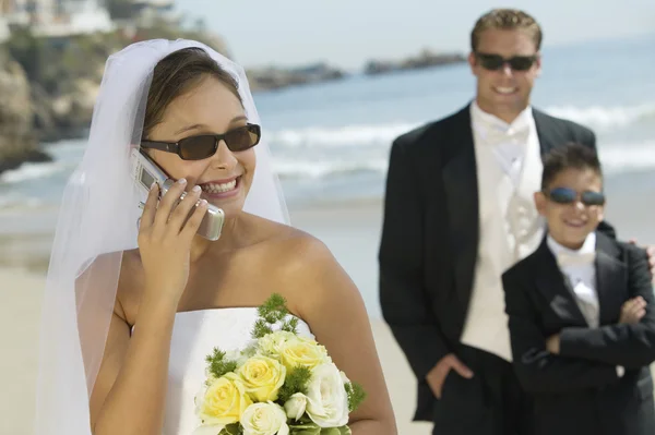 Bride using mobile phone — Stock Photo, Image