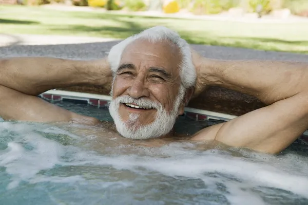 Hombre mayor en bañera de hidromasaje — Foto de Stock