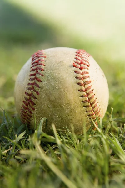 Baseball-Spielball auf Gras — Stockfoto