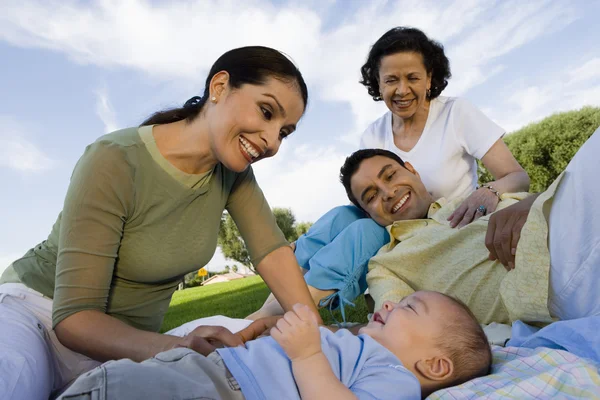 Gezin met babyjongen ontspannen — Stockfoto