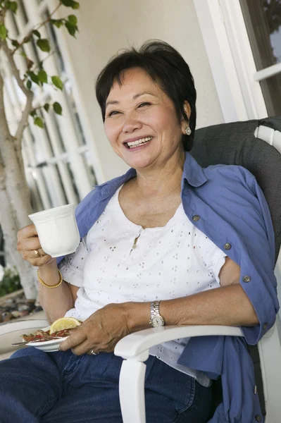 Ασιατική γυναίκα πίνοντας τσάι — Φωτογραφία Αρχείου