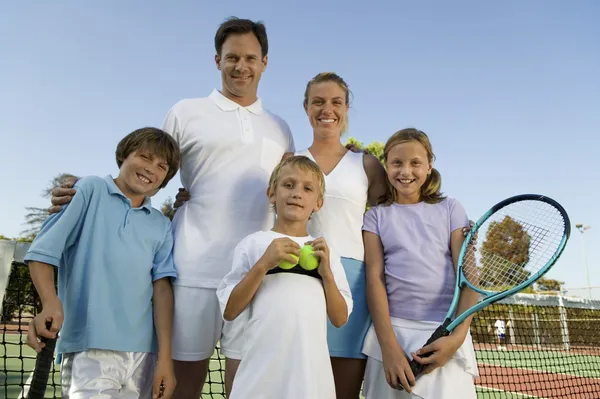 网球场上的家庭 — 图库照片