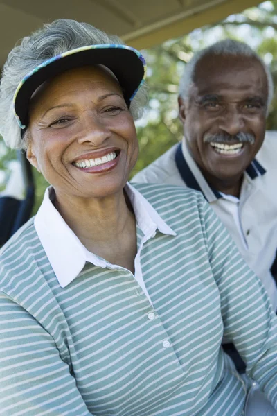 Senior couple in golf course — Stock Photo, Image