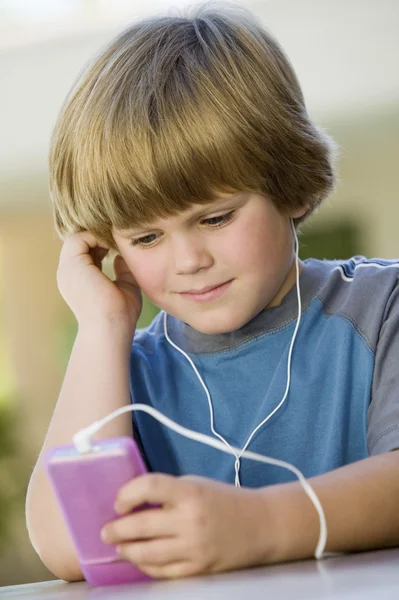Pojken lyssnar ipod — Stockfoto