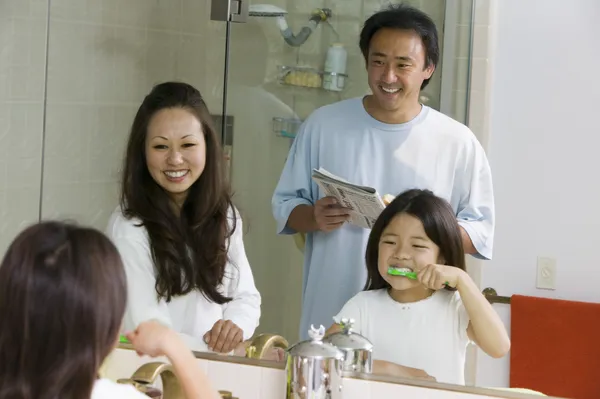 Familia en cuarto de baño —  Fotos de Stock