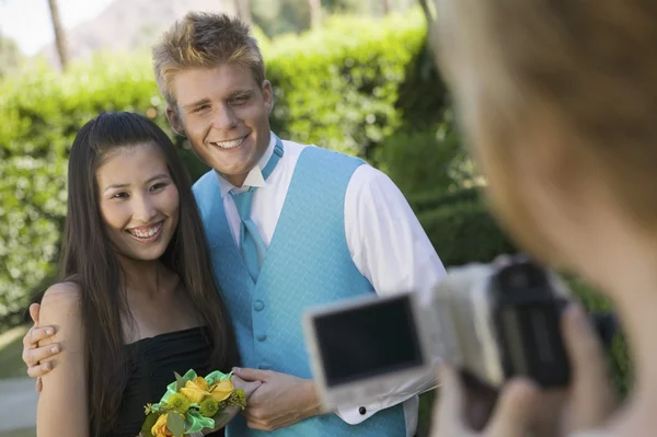Casal sendo filmado — Fotografia de Stock