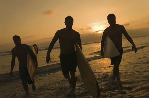 Surfer mit Surfbrettern — Stockfoto