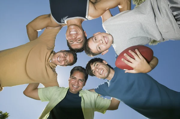 Gli uomini in un abbraccio di calcio — Foto Stock