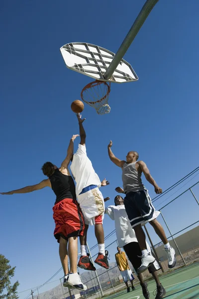 Amigos jogando basquete — Fotografia de Stock