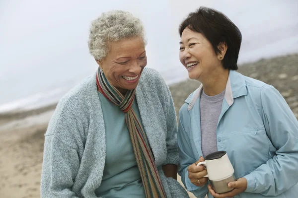 Mujeres amigas hablando en la playa — Foto de Stock