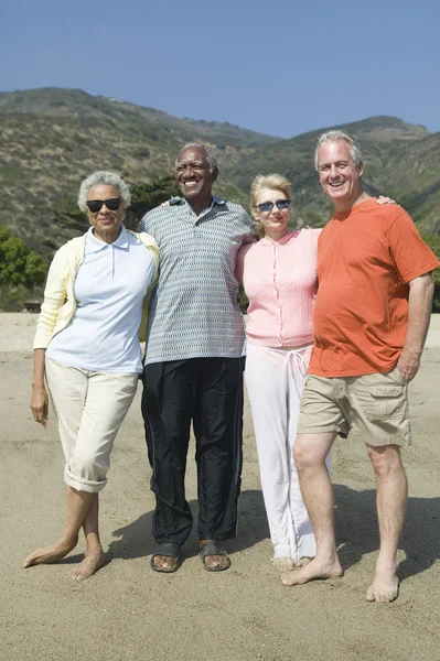 Mature couples embracing — Stock Photo, Image