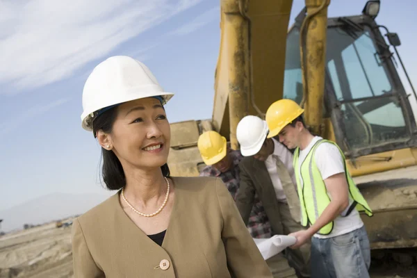 Surveyor and construction workers — Stock Photo, Image