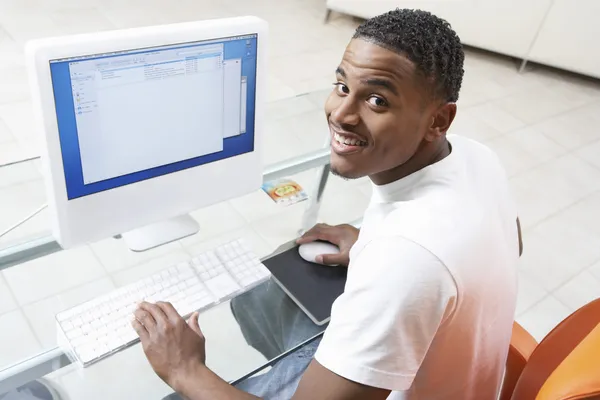 Homme utilisant un ordinateur de bureau — Photo