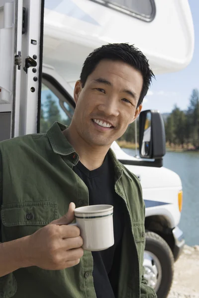 Hombre sosteniendo taza de café — Foto de Stock