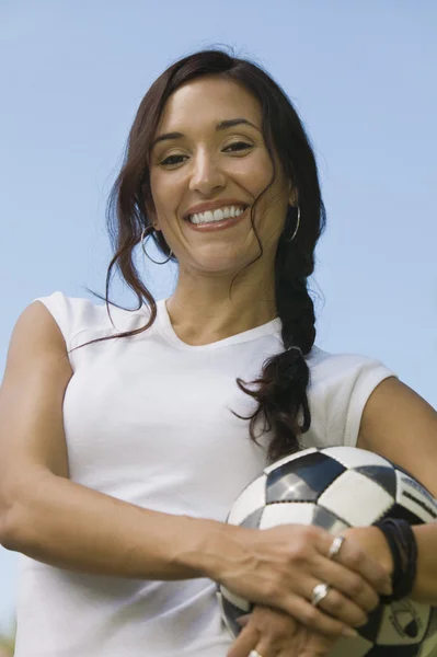 Vrouw met voetbal — Stockfoto