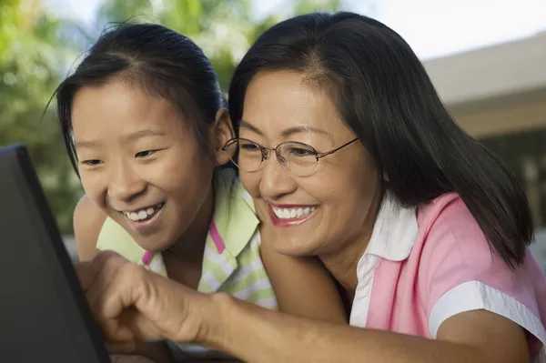 Mor och dotter som använder laptop — Stockfoto