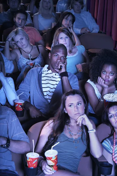 La gente viendo película aburrida —  Fotos de Stock