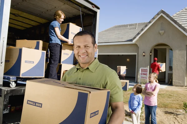 Hombre con caja — Foto de Stock