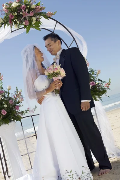 Bride and Groom under archway — Stock Photo, Image