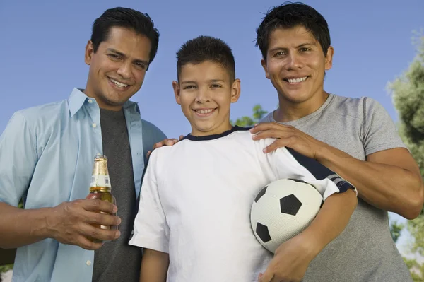 Junge mit zwei Brüdern — Stockfoto