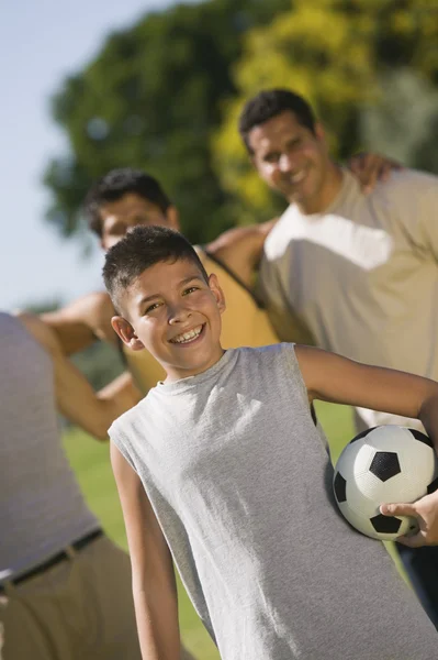 Adolescenti e uomini al parco — Foto Stock