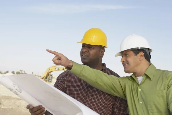 Trabajadores de la construcción con planos —  Fotos de Stock