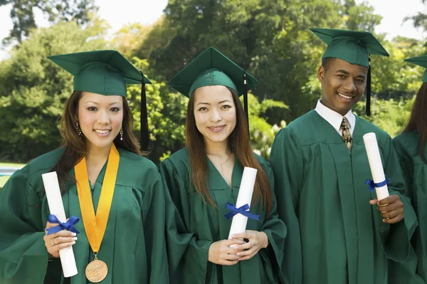 Afgestudeerden houden van diploma 's — Stockfoto