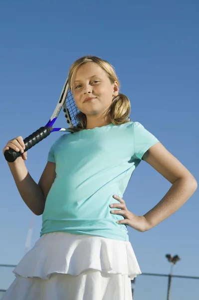 Chica sosteniendo raqueta de tenis —  Fotos de Stock