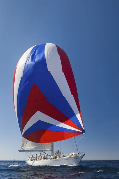 Yacht sur l'océan avec voile pleine — Photo