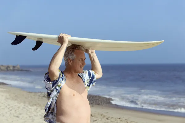 Αρσενικό surfer μεταφέρουν σανίδα του σερφ — Φωτογραφία Αρχείου