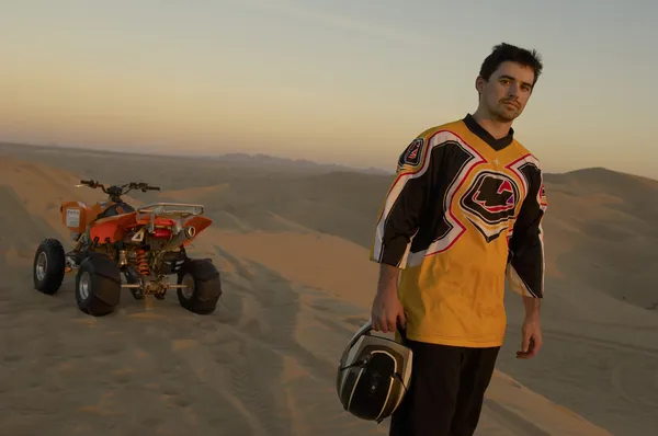 Homme debout près de Quad Bike — Photo