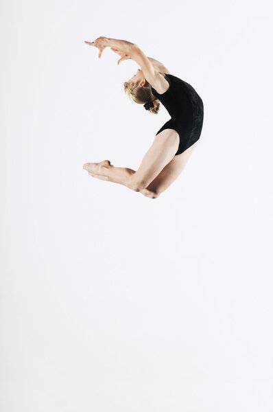 Прыжки гимнаста в воздухе
