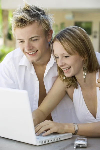 Couple using laptop — Stock Photo, Image