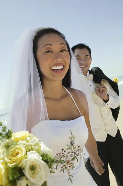 Menyasszony és a vőlegény a strandon — Stock Fotó