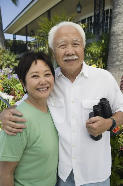 年长的夫妇，用双筒望远镜 — 图库照片