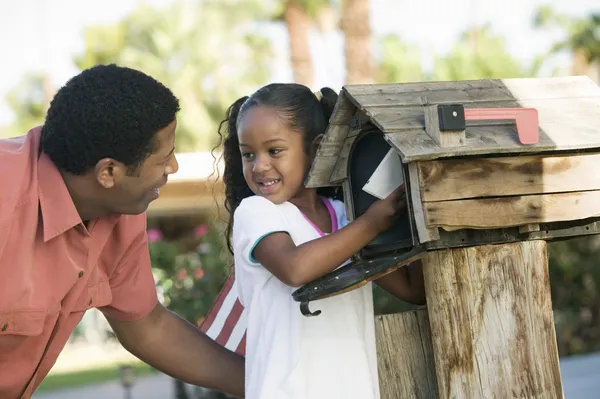 Padre e hija chequeando el correo —  Fotos de Stock