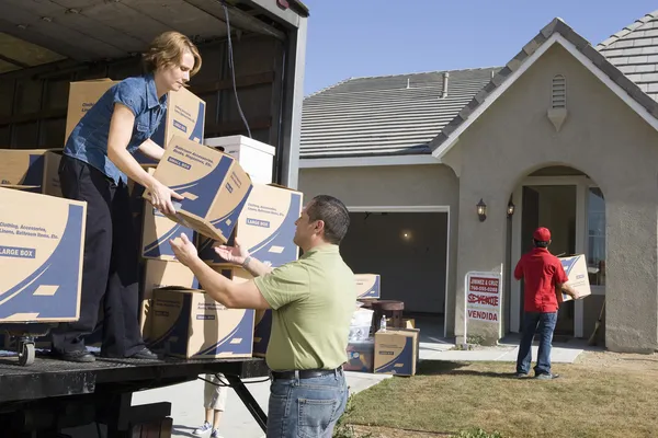 Couple unloading moving boxes — Stock Photo, Image